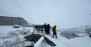 তুষারঝড়ের কবলে নেপাল, এভারেস্টে আটকা ১৫০০ পর্যটক
